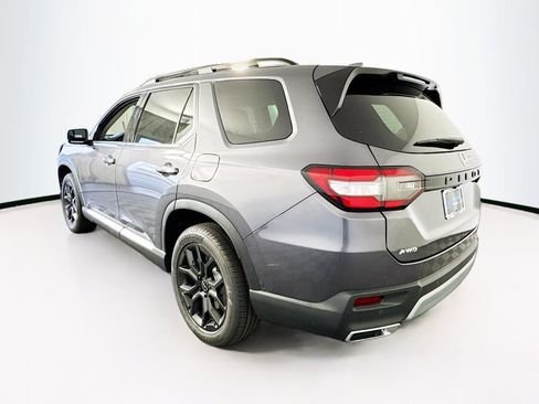 Used 2025 Honda Pilot Touring image 5