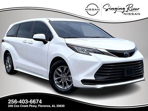 Used 2023 Toyota Sienna LE image 1