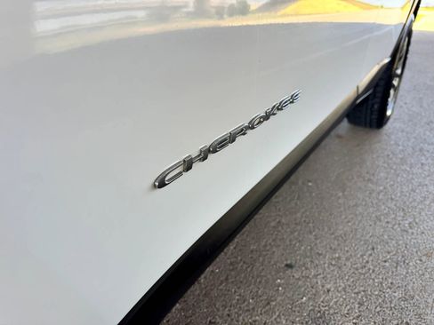 Used 2019 Jeep Cherokee Latitude Plus FWD image 9