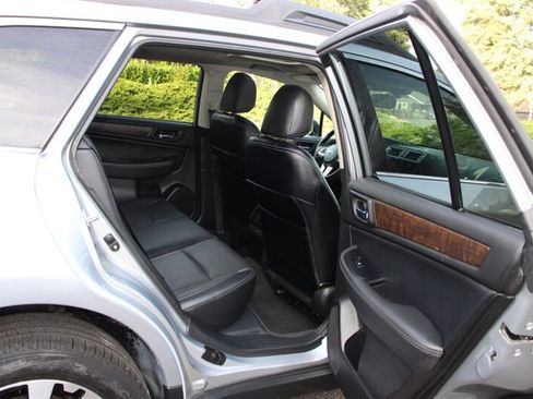 Used 2016 Subaru Outback 3.6R Limited AWD/4WD image 6