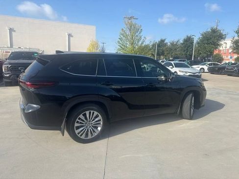 Used 2025 Toyota Highlander Platinum AWD/4WD image 3