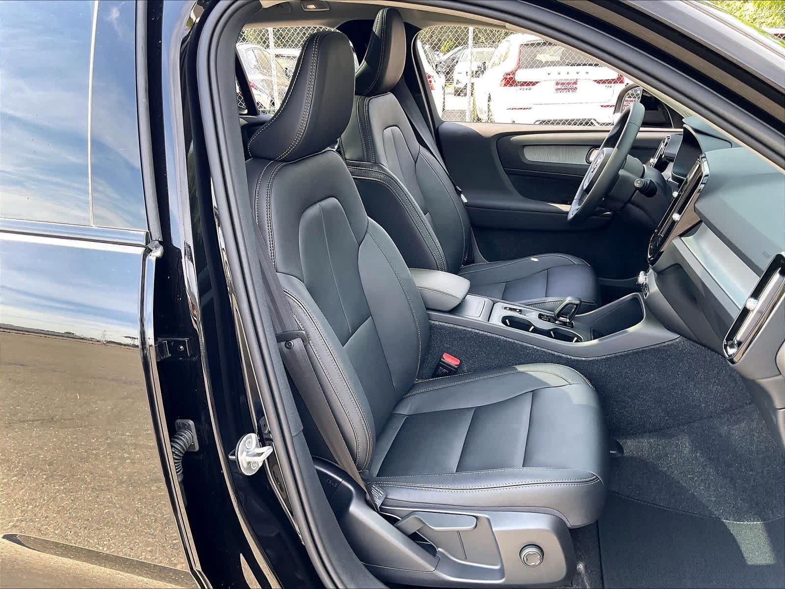 New 2026 Volvo XC40 B5 Core w/ Climate Package AWD/4WD image 31