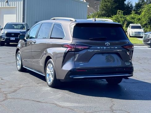 Used 2023 Toyota Sienna Platinum AWD/4WD image 18
