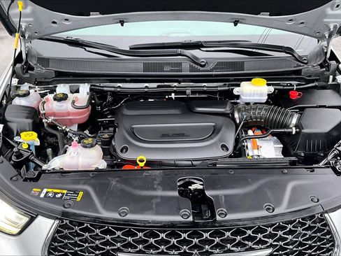 Used 2024 Chrysler Pacifica Select image 9