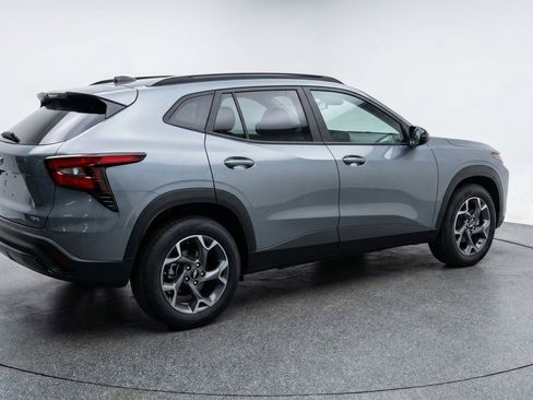 Used 2025 Chevrolet Trax LT w/ LT Convenience Package image 9