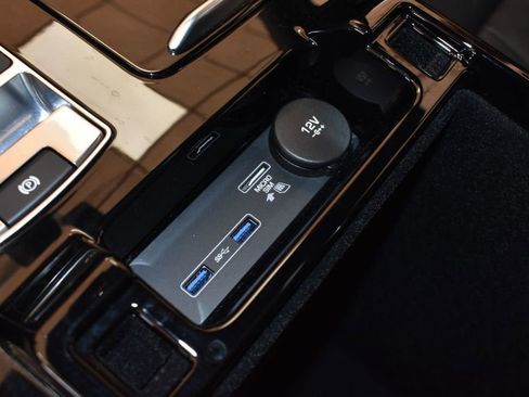 Used 2020 Land Rover Discovery HSE image 33