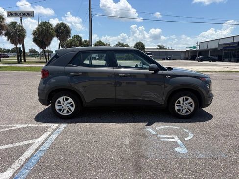 Used 2025 Hyundai Venue SE FWD image 2