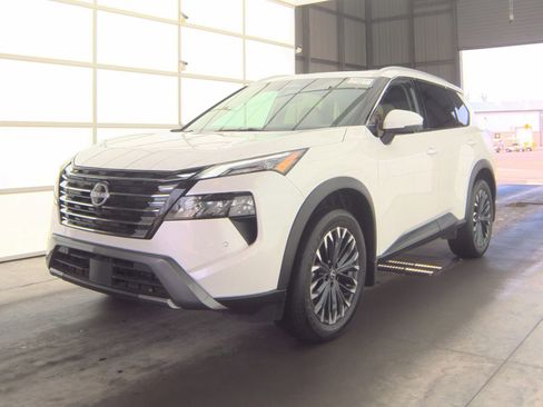 Used 2025 Nissan Rogue SL w/ Tech Package FWD image 4