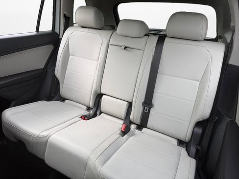 Used 2018 Volkswagen Tiguan SEL AWD/4WD image 15