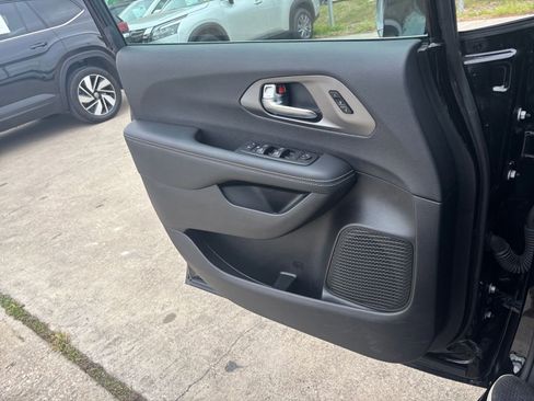 Used 2025 Chrysler Pacifica Select image 18
