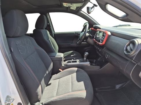 Used 2017 Toyota Tacoma TRD Sport w/ Premium & Technology Package AWD/4WD image 15
