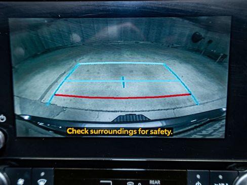 Used 2023 Toyota Highlander XLE image 18