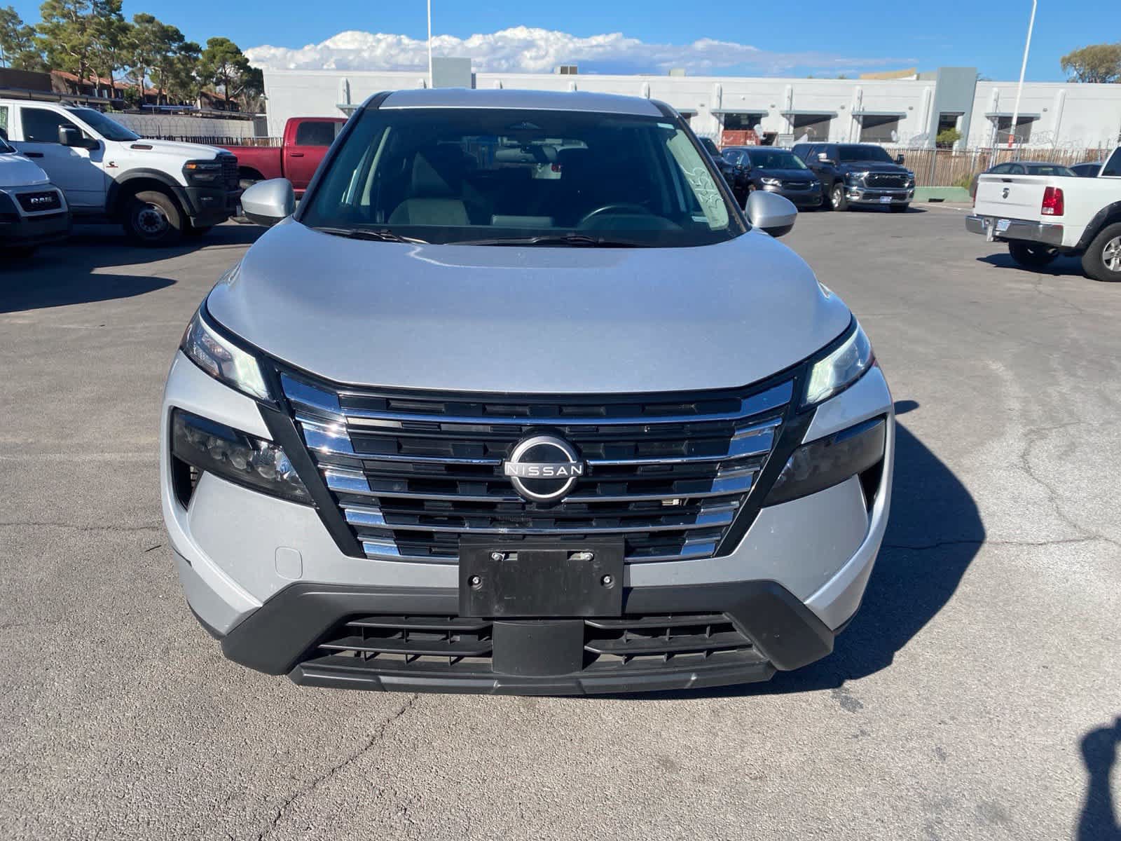 Used 2025 Nissan Rogue SV FWD image 2