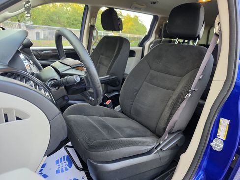 Used 2019 Dodge Grand Caravan SE FWD image 24