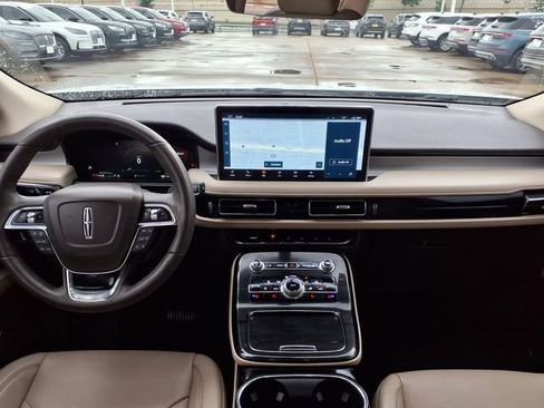 Used 2023 Lincoln Nautilus FWD w/ Premium Package image 5