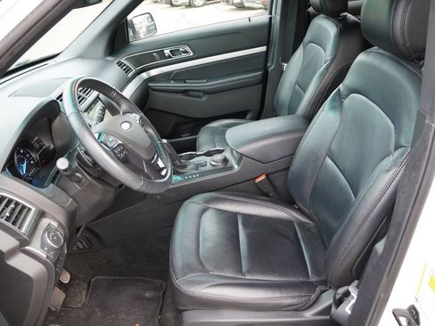 Used 2017 Ford Explorer XLT w/ Equipment Group 202A AWD/4WD image 4