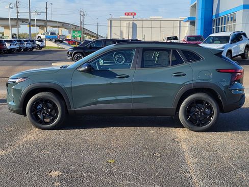 New 2026 Chevrolet Trax LT w/ Midnight Edition FWD image 2