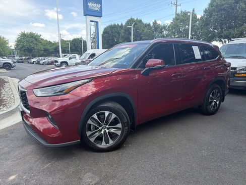 Used 2022 Toyota Highlander XLE AWD/4WD image 5