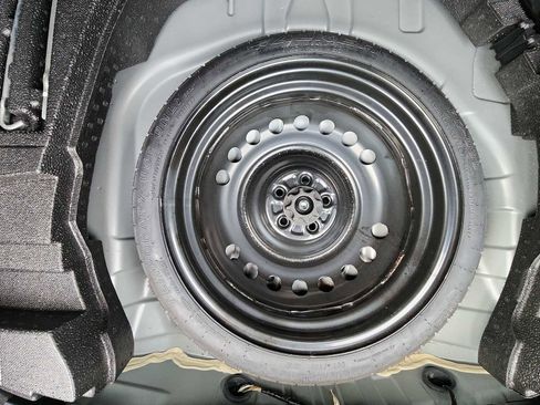 Used 2022 Toyota Prius LE image 24