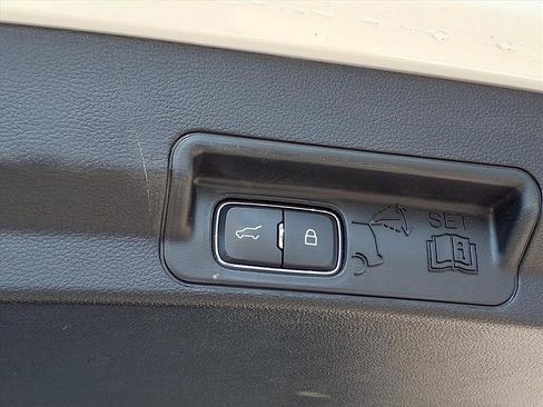 Used 2022 Ford Explorer Limited image 22