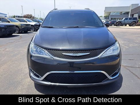 Used 2017 Chrysler Pacifica Touring-L FWD image 9