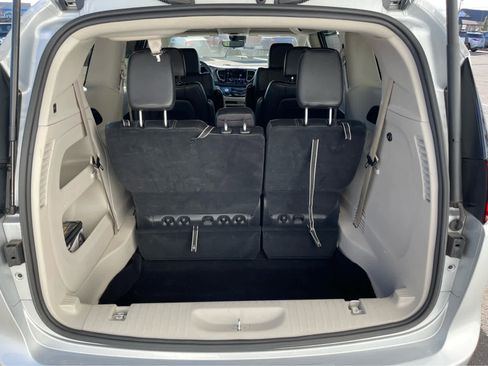 Used 2024 Chrysler Pacifica Touring-L image 23