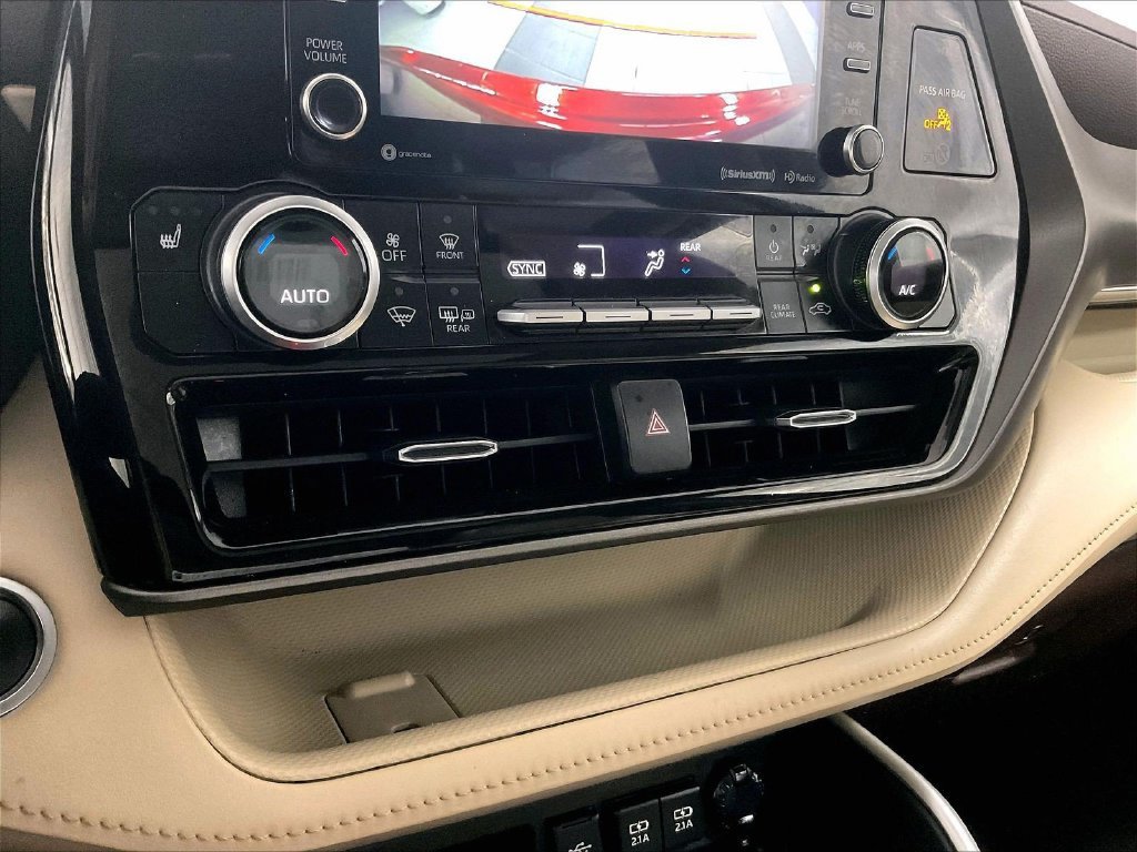 Used 2021 Toyota Highlander XLE AWD/4WD image 26
