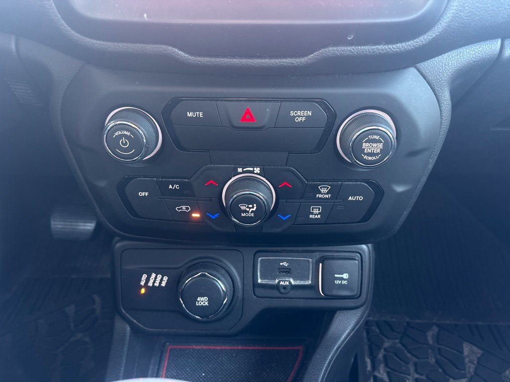 Used 2018 Jeep Renegade Altitude w/ UConnect 8.4 Nav Group AWD/4WD image 26