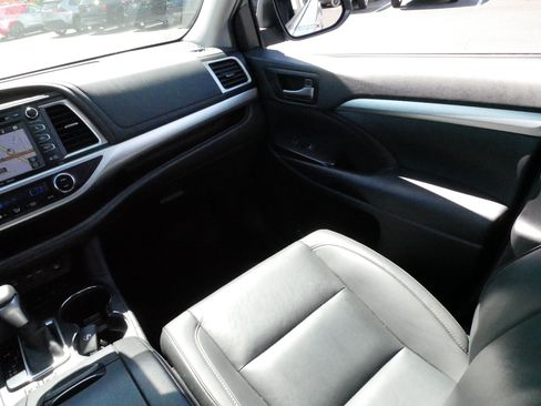 Certified 2019 Toyota Highlander XLE w/ Carpet Mat Package (TMS) AWD/4WD image 11
