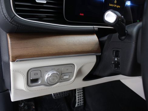 Used 2022 Mercedes-Benz GLS 450 4MATIC image 37