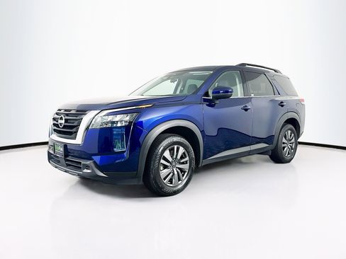Used 2025 Nissan Pathfinder SV FWD image 3