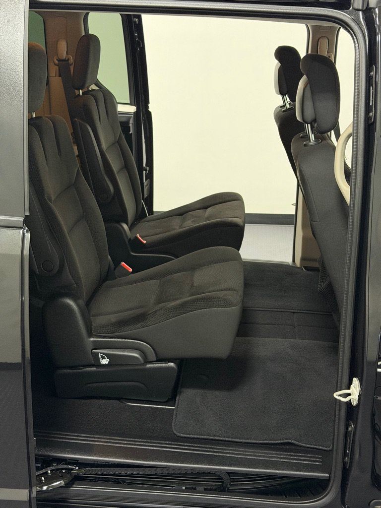 Used 2018 Dodge Grand Caravan SE w/ UConnect Hands-Free Group FWD image 10