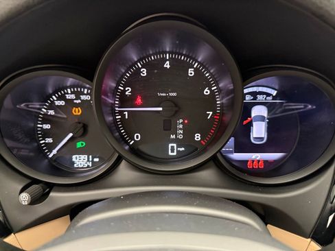 Used 2025 Porsche Macan image 11