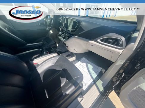 Used 2023 Chrysler Pacifica Touring-L FWD image 28