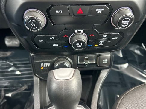 Used 2018 Jeep Renegade Altitude image 27
