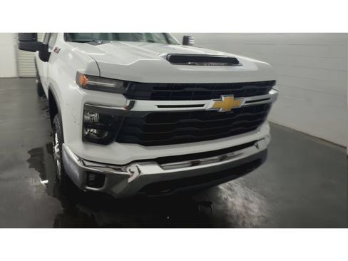 Used 2024 Chevrolet Silverado 2500 LT w/ Convenience Package AWD/4WD image 3
