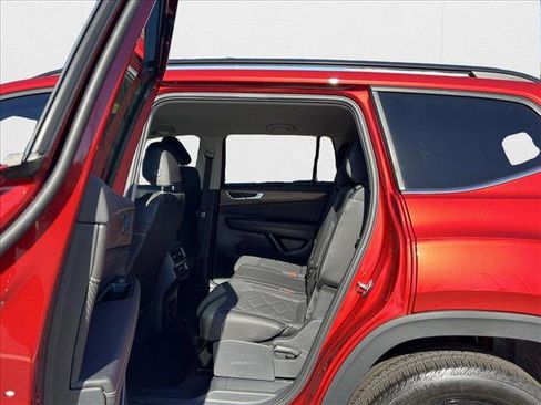 Used 2025 Volkswagen Atlas SE image 15