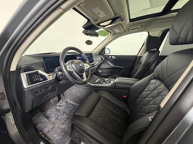 Used 2025 BMW X7 xDrive40i w/ Premium Package AWD/4WD image 9