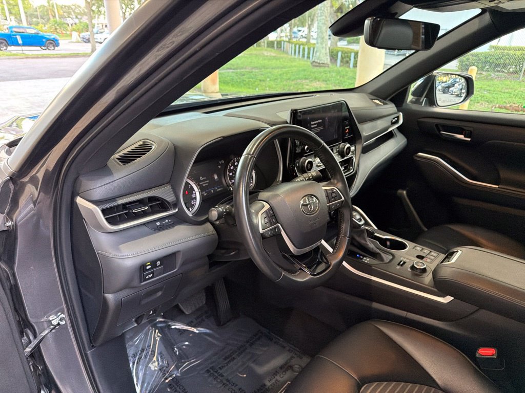 Used 2024 Toyota Highlander XSE AWD/4WD image 7