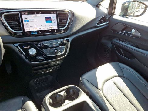 Used 2025 Chrysler Pacifica Select image 11