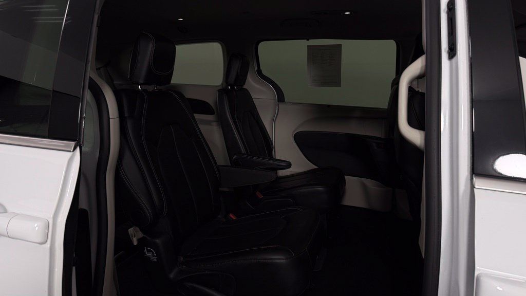 Used 2024 Chrysler Pacifica Touring-L AWD/4WD image 31