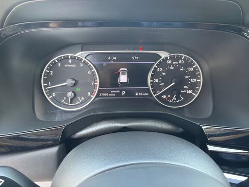 Used 2025 Nissan Pathfinder SL FWD image 11