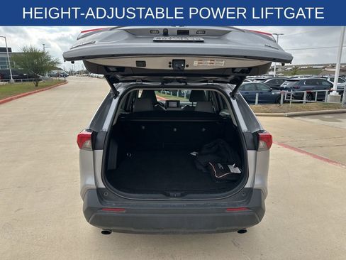 Used 2020 Toyota RAV4 XLE Premium image 9