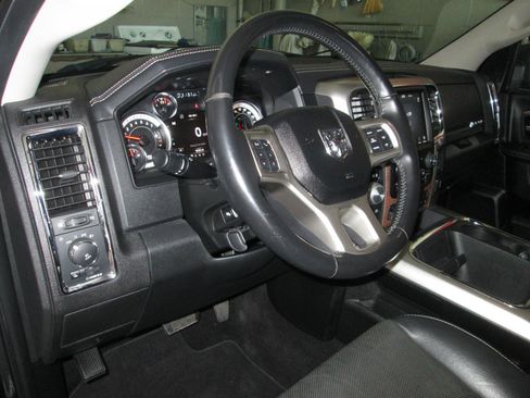 Used 2018 RAM 1500 Laramie w/ Convenience Group AWD/4WD image 36