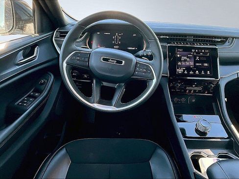 Used 2024 Jeep Grand Cherokee L Laredo image 5