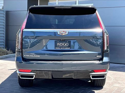 Used 2021 Cadillac Escalade Premium Luxury RWD image 2