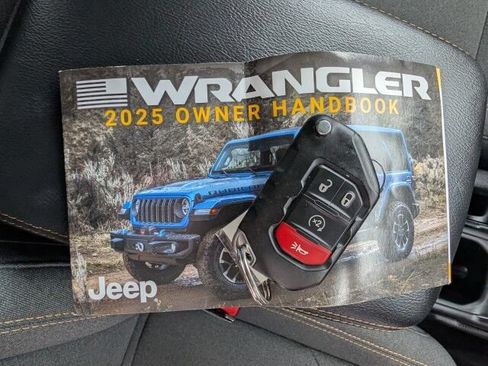 Used 2025 Jeep Wrangler Unlimited Sahara AWD/4WD image 27