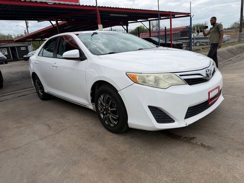 Used 2014 Toyota Camry LE FWD image 6