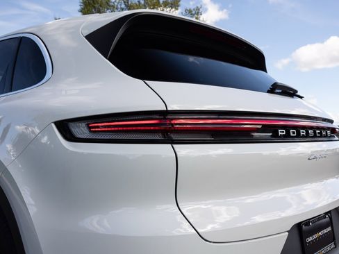 Used 2024 Porsche Cayenne image 39