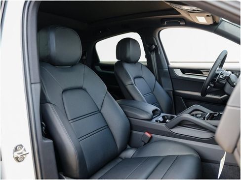 Certified 2025 Porsche Cayenne Coupe AWD/4WD image 28